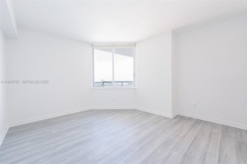 Condo in Miami, Florida, 2 bedrooms  № 2052775 - photo 17