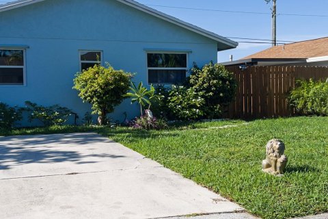 House in Lake Worth, Florida 3 bedrooms, 108.7 sq.m. № 2177109