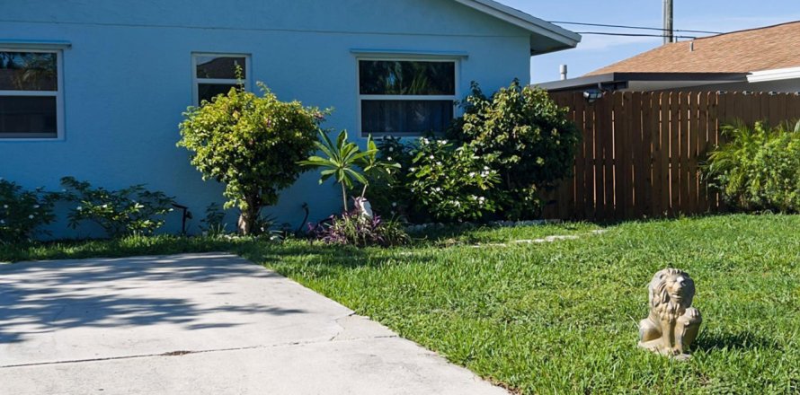 House in Lake Worth, Florida 3 bedrooms, 108.7 sq.m. № 2177109