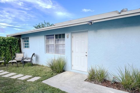 House in Lake Worth, Florida 3 bedrooms, 108.7 sq.m. № 2177109 - photo 2
