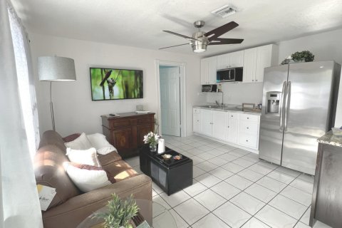 House in Lake Worth, Florida 3 bedrooms, 108.7 sq.m. № 2177109 - photo 5
