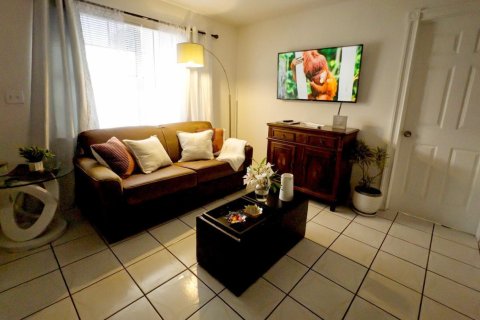 House in Lake Worth, Florida 3 bedrooms, 108.7 sq.m. № 2177109 - photo 4