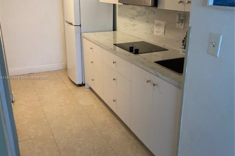 Condominio en venta en Sunny Isles Beach, Florida, 38.09 m2 № 1960887 - foto 15