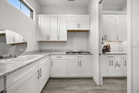 Casa en alquiler en Orlando, Florida, 4 dormitorios, 323.39 m2 № 1904428 - foto 13