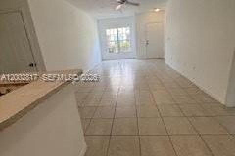 Condominio en alquiler en Royal Palm Beach, Florida, 2 dormitorios № 2066910 - foto 14