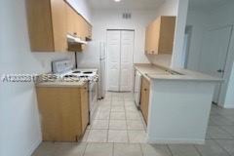 Condominio en alquiler en Royal Palm Beach, Florida, 2 dormitorios № 2066910 - foto 13