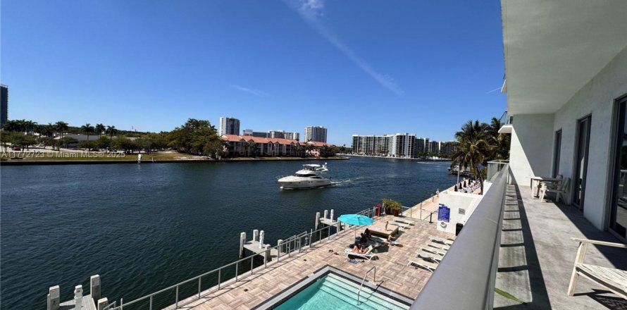 Condominio en Hollywood, Florida, 3 dormitorios № 1867942