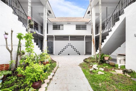 Apartment in Miami, Florida 2 bedrooms, 3019.88 sq.m. № 2030958