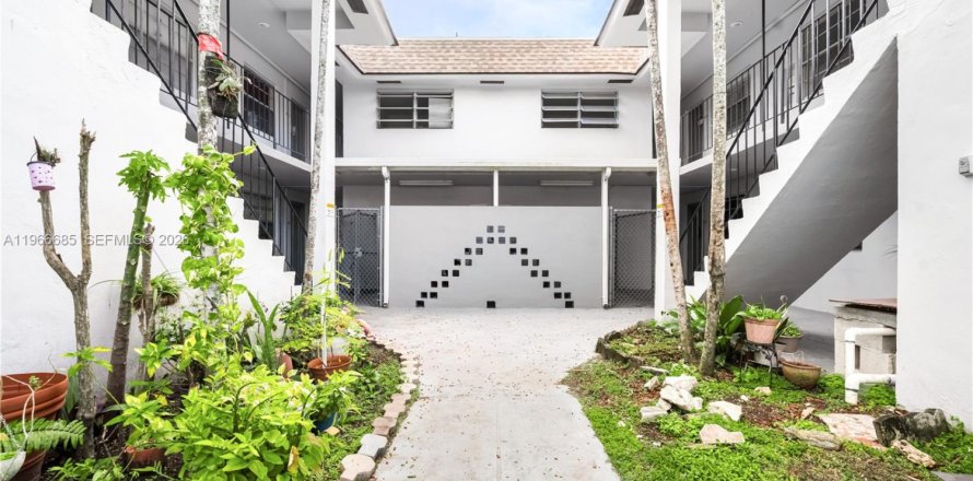 Apartment in Miami, Florida 2 bedrooms, 3019.88 sq.m. № 2030958