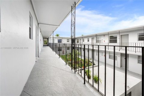 Apartment in Miami, Florida 2 bedrooms, 3019.88 sq.m. № 2030958 - photo 5