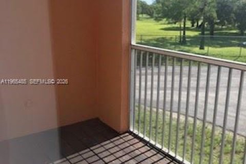 Condo in Lauderhill, Florida, 2 bedrooms  № 2027166 - photo 15