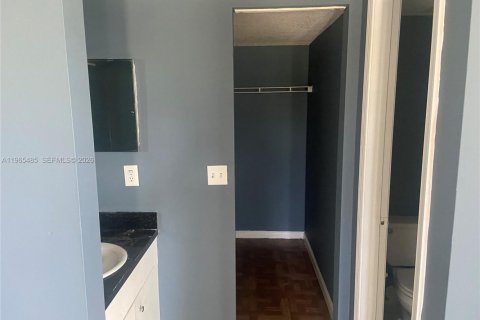 Condo in Lauderhill, Florida, 2 bedrooms  № 2027166 - photo 10