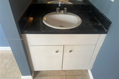 Condo in Lauderhill, Florida, 2 bedrooms  № 2027166 - photo 13