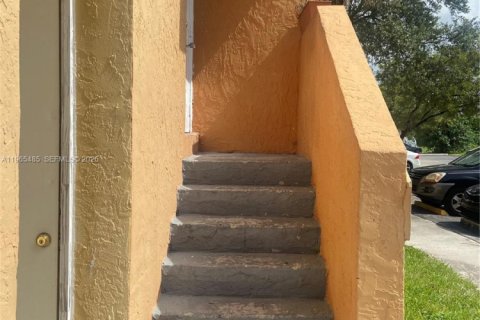 Condo in Lauderhill, Florida, 2 bedrooms  № 2027166 - photo 2