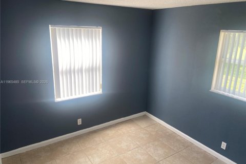 Condo in Lauderhill, Florida, 2 bedrooms  № 2027166 - photo 9