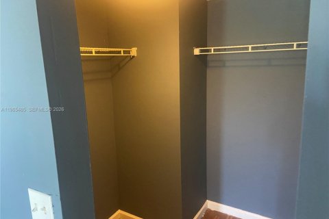 Condo in Lauderhill, Florida, 2 bedrooms  № 2027166 - photo 11