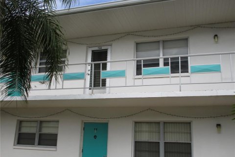 Condo in Saint Petersburg, Florida, 2 bedrooms  № 870105 - photo 1