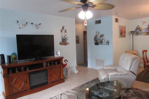 Condo in Saint Petersburg, Florida, 2 bedrooms  № 870105 - photo 2