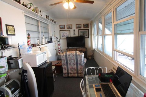 Condo in Saint Petersburg, Florida, 2 bedrooms  № 870105 - photo 11