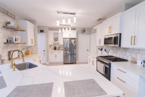House in Brandon, Florida 5 bedrooms, 206.99 sq.m. № 2103351 - photo 13