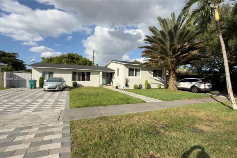 Casa en venta en Miami, Florida, 5 dormitorios, 202.99 m2 № 1965655 - foto 5