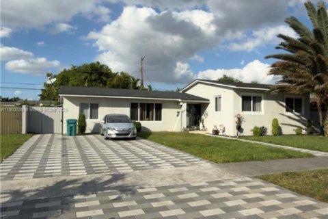 Casa en venta en Miami, Florida, 5 dormitorios, 202.99 m2 № 1965655 - foto 2