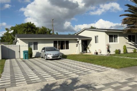 Casa en venta en Miami, Florida, 5 dormitorios, 202.99 m2 № 1965655 - foto 1