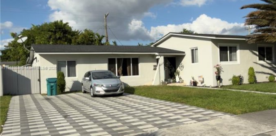 Casa en Miami, Florida 5 dormitorios, 202.99 m2 № 1965655