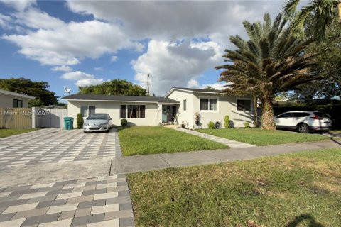 Casa en venta en Miami, Florida, 5 dormitorios, 202.99 m2 № 1965655 - foto 4