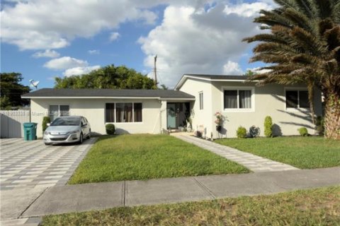 Casa en venta en Miami, Florida, 5 dormitorios, 202.99 m2 № 1965655 - foto 3