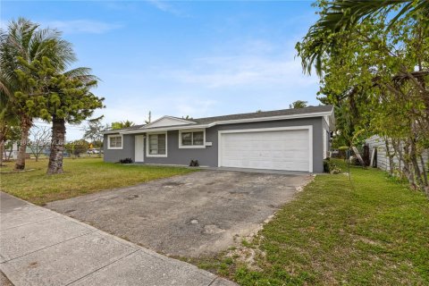 House in Deerfield Beach, Florida 3 bedrooms, 113.71 sq.m. № 2040292