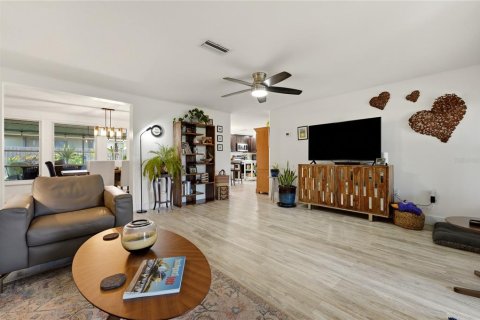 House in Venice, Florida 3 bedrooms, 140.1 sq.m. № 2152019 - photo 8