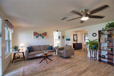 House in Venice, Florida 3 bedrooms, 140.1 sq.m. № 2152019 - photo 7
