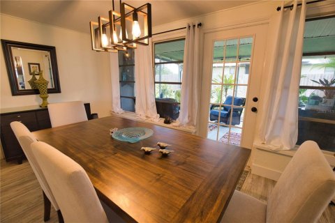 House in Venice, Florida 3 bedrooms, 140.1 sq.m. № 2152019 - photo 17