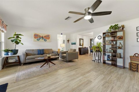 House in Venice, Florida 3 bedrooms, 140.1 sq.m. № 2152019 - photo 5