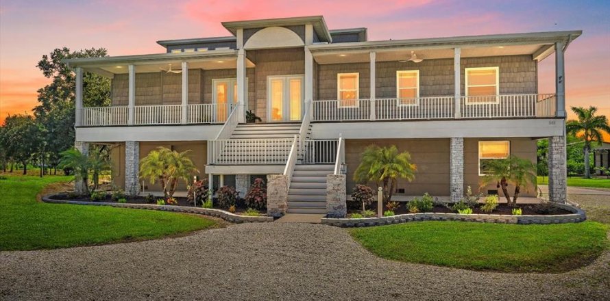 House in Terra Ceia, Florida 4 bedrooms, 400.22 sq.m. № 2396305