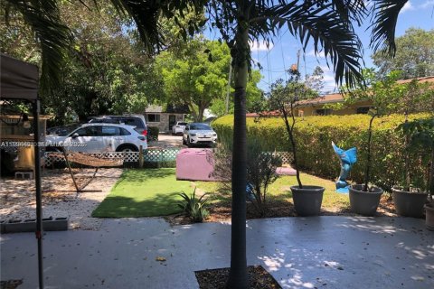 Casa en venta en Miami, Florida, 5 dormitorios, 250.09 m2 № 2056221 - foto 12