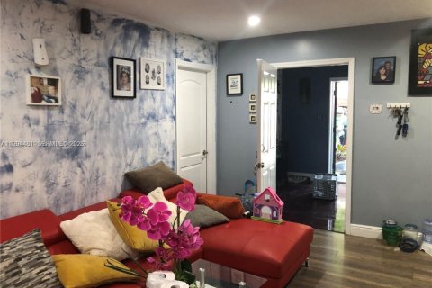 Casa en venta en Miami, Florida, 5 dormitorios, 250.09 m2 № 2056221 - foto 8