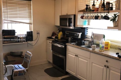 Casa en venta en Miami, Florida, 5 dormitorios, 250.09 m2 № 2056221 - foto 9