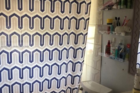 Casa en venta en Miami, Florida, 5 dormitorios, 250.09 m2 № 2056221 - foto 4