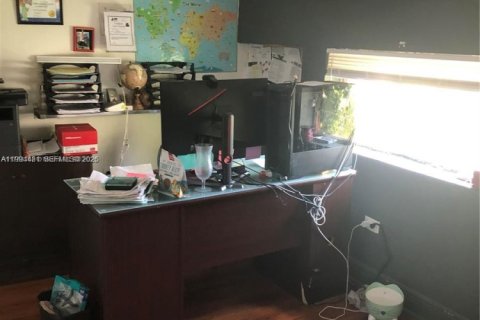 Casa en venta en Miami, Florida, 5 dormitorios, 250.09 m2 № 2056221 - foto 7