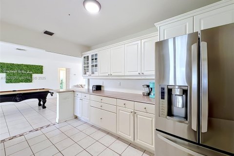 House in Miami, Florida 3 bedrooms, 127.74 sq.m. № 2251181 - photo 16
