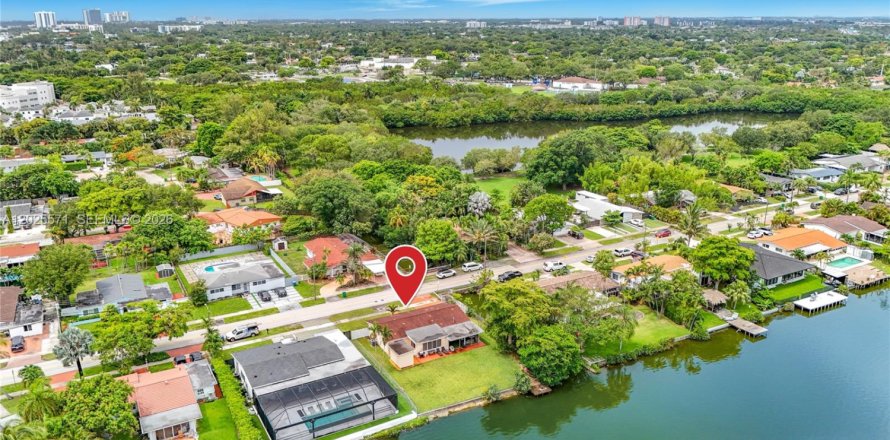 House in Miami, Florida 3 bedrooms, 127.74 sq.m. № 2251181