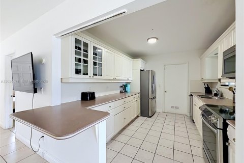 House in Miami, Florida 3 bedrooms, 127.74 sq.m. № 2251181 - photo 12