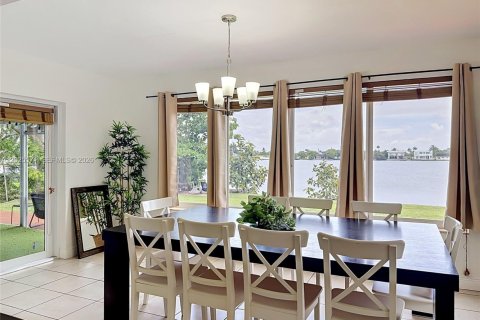House in Miami, Florida 3 bedrooms, 127.74 sq.m. № 2251181 - photo 19
