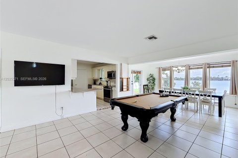 House in Miami, Florida 3 bedrooms, 127.74 sq.m. № 2251181 - photo 10