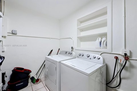 House in Miami, Florida 3 bedrooms, 127.74 sq.m. № 2251181 - photo 30