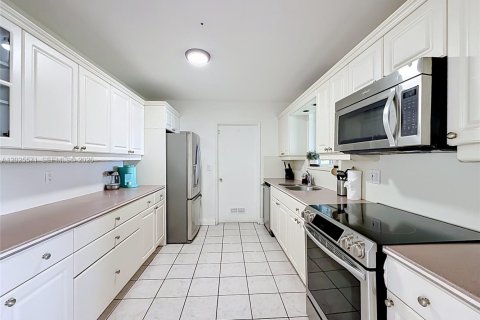 House in Miami, Florida 3 bedrooms, 127.74 sq.m. № 2251181 - photo 13
