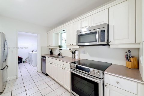House in Miami, Florida 3 bedrooms, 127.74 sq.m. № 2251181 - photo 14