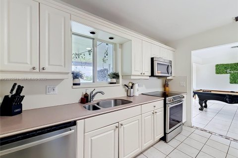 House in Miami, Florida 3 bedrooms, 127.74 sq.m. № 2251181 - photo 15